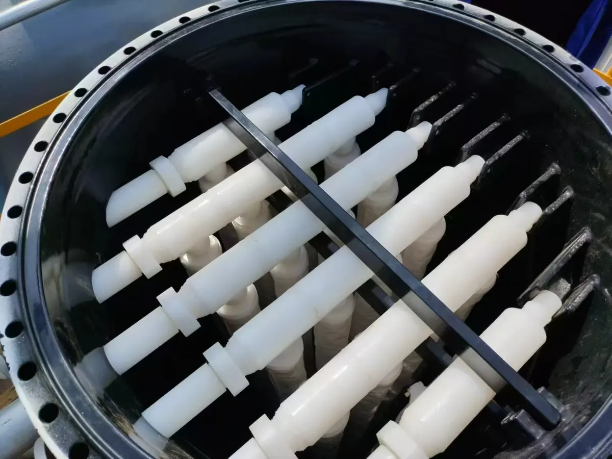 Internal candle element arrangement inside an industrial filter vessel