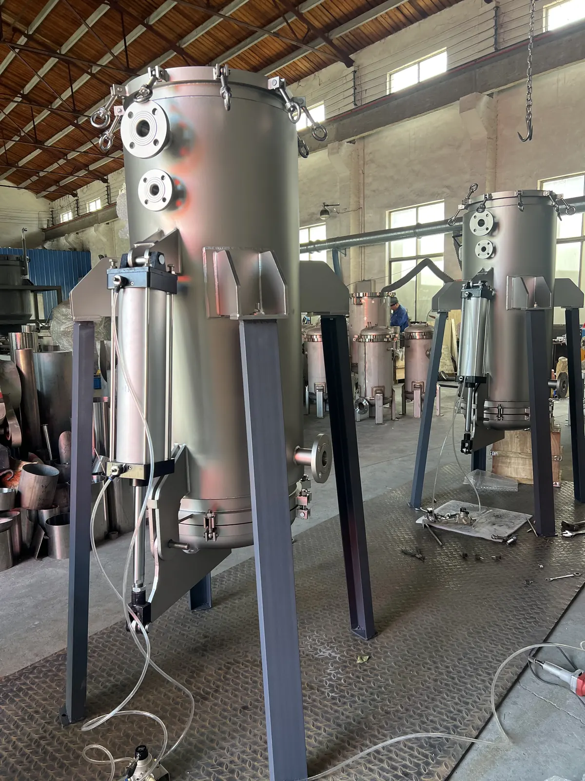 Vertical candle filter vessels with pneumatic lifting systems