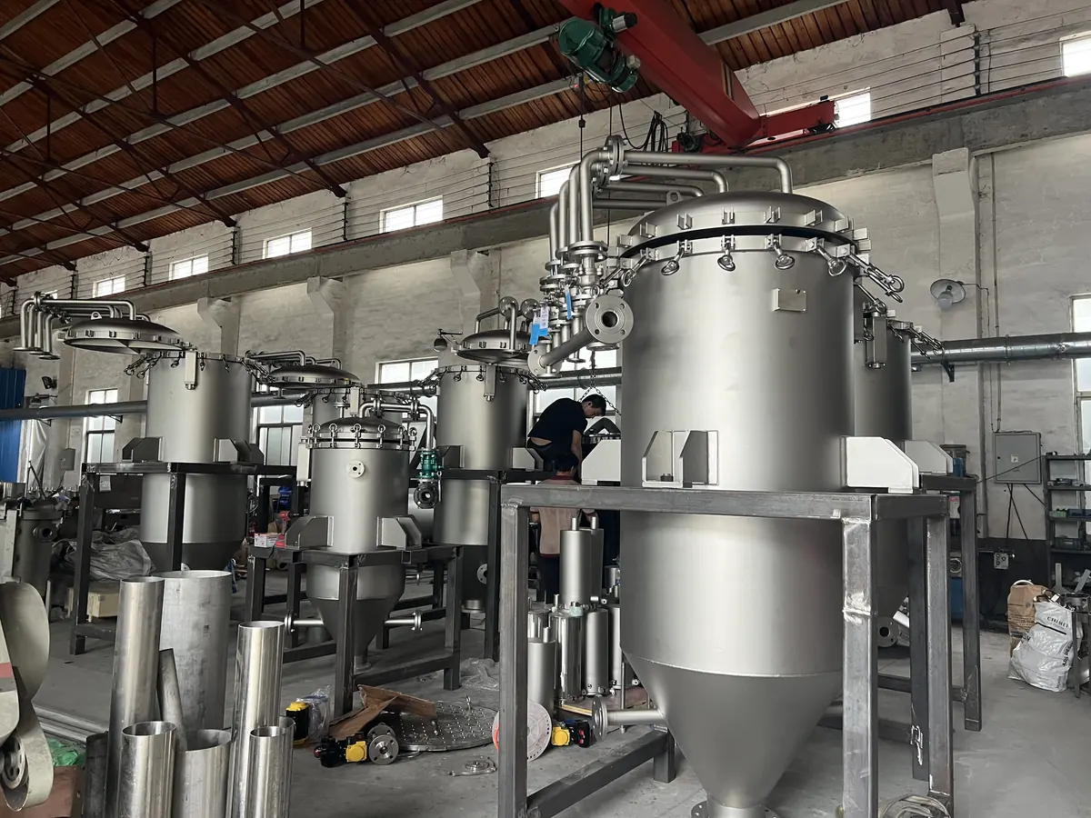 Multiple sizes of vertical candle filter vessels in the JINLV workshop